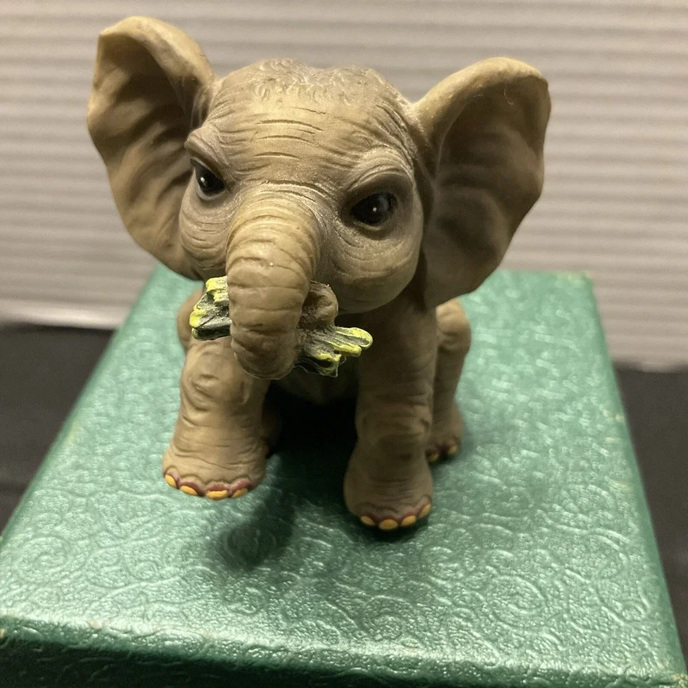 Baby‎ African Elephant Figurine Eating Hamilton Collection